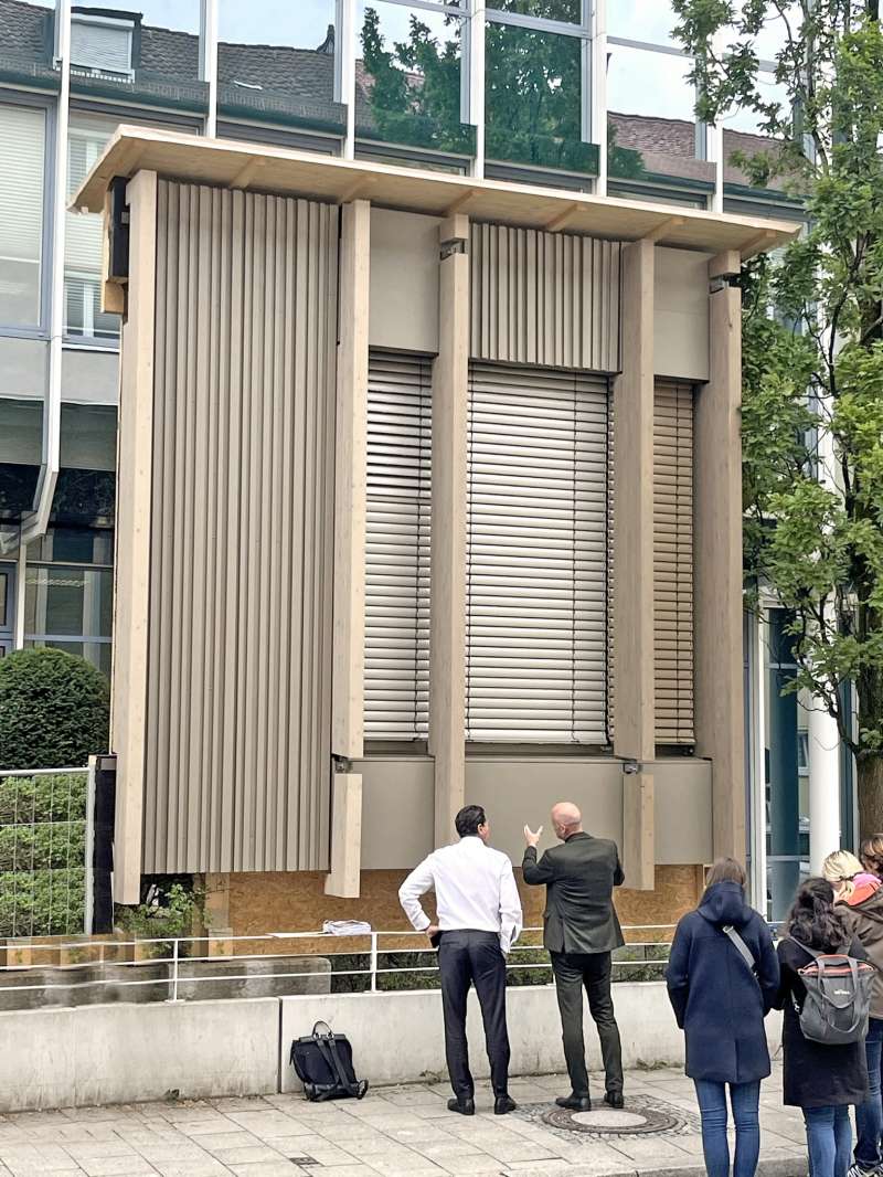 Neubau Woodworks im Omegapark: Besichtigung der Musterfassade
